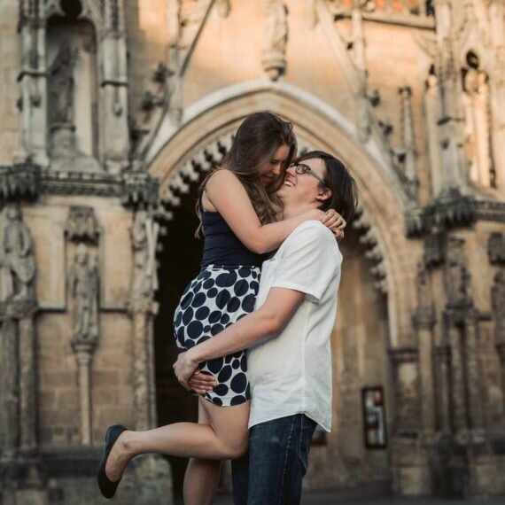 zdjęcia we dwoje we Wrocławiu, sesje narzeczeńskie, najlepszy fotograf, sesja w mieście katedra