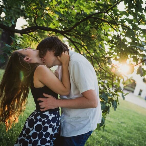 zdjęcia we dwoje we Wrocławiu, sesje narzeczeńskie, najlepszy fotograf, sesja romantyczna w zieleni
