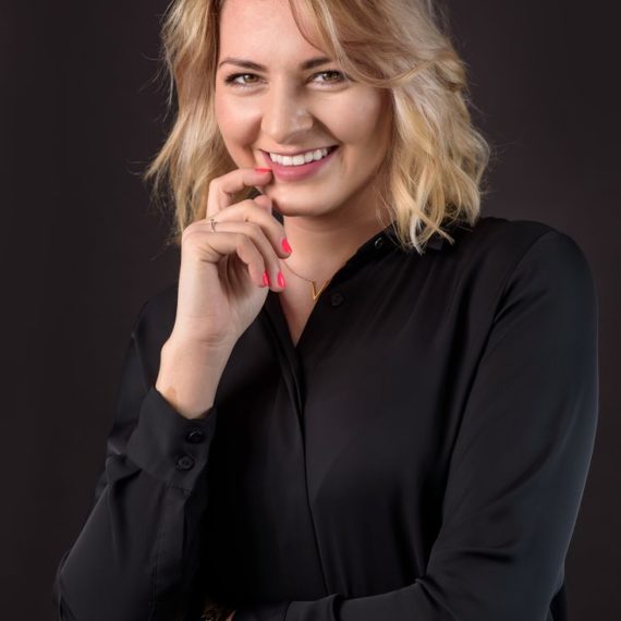 portret kobiety, fotografia artystyczna, zdjęcia w plenerze, kobieta w czerni,