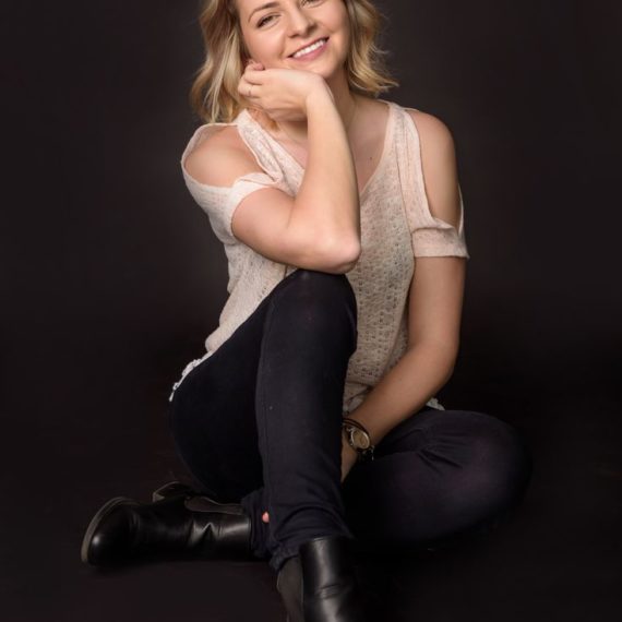 portret kobiety, fotografia artystyczna, zdjęcia w studio, czarne tło